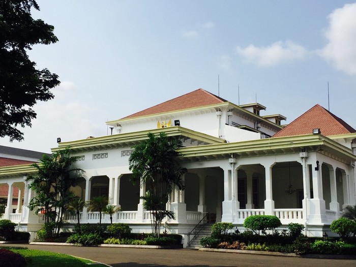 Jokowi Kumpulkan Menteri, BI, dan OJK Bahas Komite Ekonomi Syariah