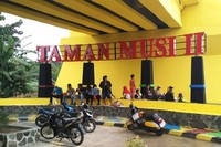 Seperti tempat wisata lainnya, taman ini tampak mencolok dengan tulisan papan nama berwarna merah berbunyi Taman Musi II. Warga setempat dan wisatawan kerap berfoto dengan latar papan nama itu (Wahyu/detikTravel)