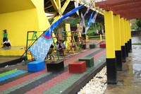 Di bagian kanan taman, ada kursi-kursi sebagai tempat untuk duduk wisatawan yang ingin menikmati suasana Sungai Musi. Ada pula ayunan yang digunakan untuk bermain anak-anak (Wahyu/detikTravel)