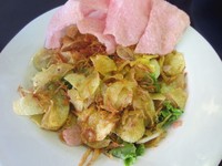 Penggemar sayuran harus mencicip salad uci yang diracik dari selada, tomat, dan mentimun segar. Dressing-nya berupa sweet vinegar yang manis asam.