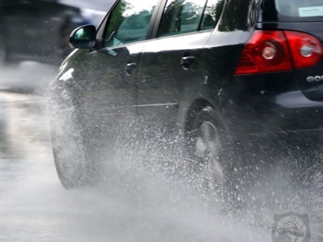 Terjebak Hydroplaning Saat Hujan? Lakukan Cara Ini