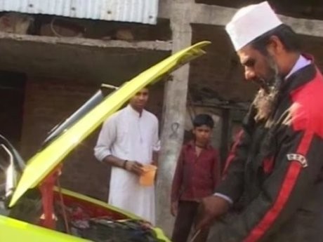 Mekanik Ini Bikin Bahan Bakar Mobil dari Air dan Karbid