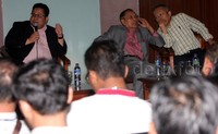 Anggota Komisi III, FPPP Arsul Sani bersama Guru Besar Ilmu Hukum Pidana Universitas Trisakti Andi Hamzah dan Pakar Hukum Tata Negara Universitas Al-Azhar Rahmat Bagja menjadi pembicara dalam diskusi di Komplek Parlemen Senayan, Jakarta, Kamis (7/1/2016). Lamhot Aritonang/detikFoto.
