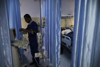 Perawat menyiapkan peralatan medis yang akan digunakan untuk memeriksa pasien. Mohammed Salem/Reuters/detikFoto.