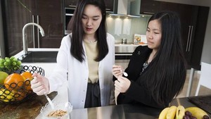 Dua Siswi Asal Kanada Ciptakan Alat Makan Canggih Pendeteksi Nutrisi
