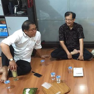 Diskusi Sambil Lesehan, Menkominfo Bahas Open BTS Bareng Onno Cs