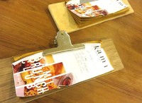 Buku menu Kami Ruang & Kafe berbentuk unik dengan menggunakan bilah kayu. Ada ragam nasi, pasta, hingga camilan enak dengan harga terjangkau.