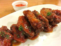 Salah satu menu andalannya adalah Cola Lola Signature Wings, yaitu chicken wings dengan lumuran saus cola yang gurih manis.