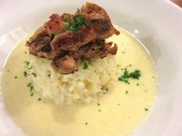 Jika ingin menyantap hidangan yang sedikit berat, Creamy Rice yang lembut gurih lumayan mengenyangkan.