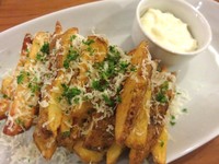 Cheese Garlic Fries bisa jadi camilan sembali mengerjakan tugas atau mengobrol bersama teman.