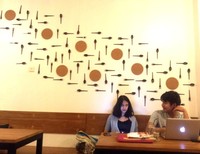 Dengan tiga lantai, Kami Ruang & Kafe menyediakan konsep ruangan yang berdesain sederhana dan unik.