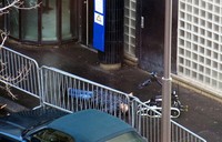 Robot penjinak bom memeriksa tubuh pria yang ditembak mati saat hendak masuk secara paksa ke dalam kantor polisi di distrik 18 sebelah utara ibu kota Prancis. Anna Polonyi/Reuters/detikFoto.