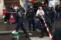 Polisi langsung mengamankan lokasi. Benoit Tessier/Reuters/detikFoto.