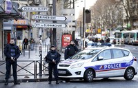 Polisi bersenjata lengkap mengamankan lokasi. Charles Platiau/Reuters/detikFoto.