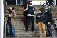 Polisi memeriksa pejalan kaki yang akan melintas di kawasan tersebut. Philippe Wojazer/Reuters/detikfoto.