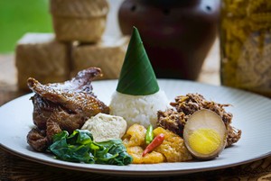 Sedapnya Makan Siang dengan Gudeg Ayam Opor di 4 Tempat Ini!
