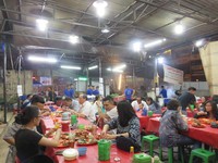 Warung tenda Santiga Seafood Abeng sudah berdiri sejak tahun 1989. Berlokasi di pinggiran jalan Raya Fatmawati, warung legendaris ini tak pernah sepi pengunjung.