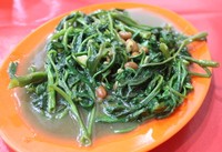 Sebagai penyeimbang ada Kangkung Cah Polos yang tak kalah enak. Tekstur kangkungnya renyah sekaligus segar. Pelengkap kuahnya punya citarasa tauco cukup kuat.