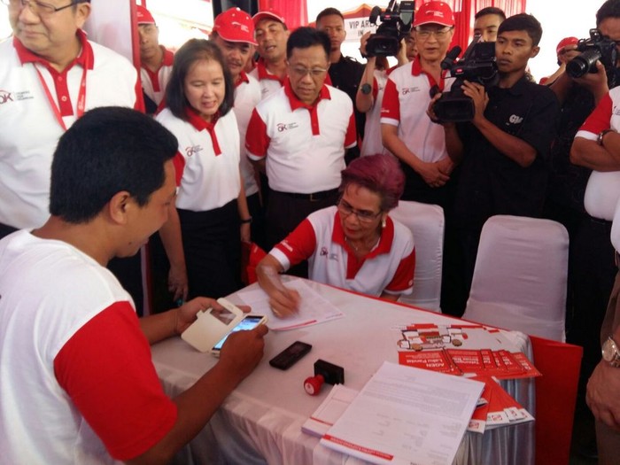 Begini Gaya Miranda Goeltom Saat Iseng Buka Tabungan Laku Pandai