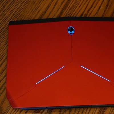 Alienware Pamer Laptop Gaming Layar OLED