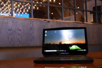 Alienware merilis laptop game pertamanya yang menggunakan layar OLED. Penggunaan layar ini punya keunggulan sangat besar dalam hal gaming, karena diklaim punya latency yang sangat kecil dibandingkan jenis layar lain.