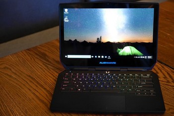 Panel OLED yang dipakai oleh Alienware bisa mempunyai refresh rate 1ms, jauh lebih kecil ketimbang panel jenis lain, bahkan panel TN yang lazim digunakan di laptop ataupun monitor khusus game.