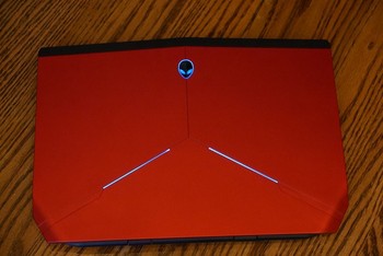 Selain latency, panel OLED juga dikenal bisa mereproduksi warna dengan sangat baik. Contohnya, warna hitam yang sangat dalam. Namun perlu diingat, panel ini punya harga yang masih terbilang tinggi, terutama jika digunakan di laptop.