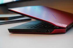 Alienware Pamer Laptop Gaming Layar OLED