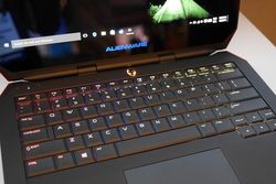 Alienware Pamer Laptop Gaming Layar OLED