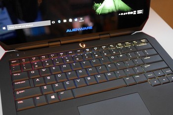 Harganya sama dengan Alienware 13 non OLED versi QHD, yaitu Alienware 13 yang harga paling murahnya adalah USD 999, ujar Frank Azor, General Manager Alienware dan XPS Dell, berbicara di salah satu sesi saat makan malam bersama sejumlah media termasuk detikINET, di Las Vegas, Amerika Serikat.