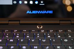 Alienware Pamer Laptop Gaming Layar OLED