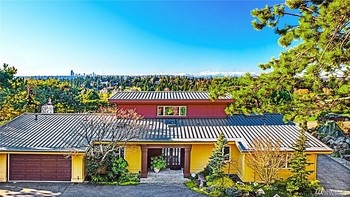 Rumah ini sendiri dibangun pada 1963 dan telah mengalami renovasi dengan sentuhan gaya modern. (kredit foto : Business Insider)
