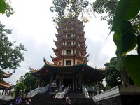 Pagoda Avalokitesvara mempunyai 7 tingkat dan tingginya mencapai 45 meter. Pada tahun 2006 sempat tercatat sebagai pagoda tertinggi di Indonesia dalam Museum Rekor Indonesia (MURI) (Kurnia/detikTravel)