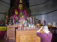 Pagoda tersebut dipakai sebagai salah satu dari 7 tempat sembahyang di Vihara Buddhagaya Watugong. Di lantai 1 pagoda, pengunjung bisa melihat sebuah patung Dewi Kwan She Im Po Sat berwarna emas yang begitu besar (Kurnia/detikTravel)