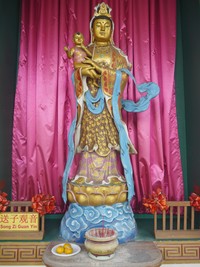 Salah satu patung Dewi Kwan Im di lantai 1 pagoda. Di depan patung ada tempat untuk berdoa (Kurnia/detikTravel)