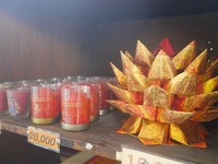 Ada kios kecil yang menjual suvenir di sekitar pagoda. Selain suvenir, keperluan untuk ibadah seperti hio dan lilin juga ada (Kurnia/detikTravel)