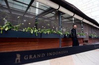 Sejumlah satpam tampak berjaga di sekeliling kafe Oliver, Senin (11/1/2015).     
