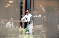    Seorang pelayan mengantarkan minuman. Pelayan lain ada yang memerankan menjadi Mirna.     