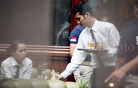     Beberapa pelayan ikut menjadi peraga adegan saat prarekonstruksi tersebut.