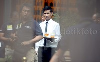     Petugas kepolisian merunut kejadian satu persatu hingga kopi diminum.