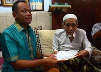 Ketua Majelis Syariah Partai Persatuan Pembangunan (PPP) KH Maemun Zubair (kanan) didampingi Wakil Ketua Umum PPP Habil Marati menyampaikan fatwa islah majelis syariah pasca dicabutnya SK Muktamar Surabaya di Pondok Pesantren Al Anwar, Sarang, Rembang, Jawa tengah, Minggu (10/1). Pool/dok. PPP.