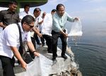 Rizal Ramli Tebar Ikan