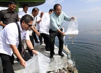 Sebanyak 20.000 bibit ikan ditebar untuk membantu warga disekitar, Sabtu (9/1). Pool/Kemenko Maritim.