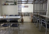 Desainnya mirip seperti rumah dengan hiasan yang unik pada dindingnya. Wah, bisa jadi tempat yang nyaman untuk bersantai dengan keluarga.