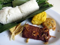 Jika memesan nasi timbel ini Anda dijamin kenyang dan puas. Ada ikan asin bulu ayam, tahu kuning, perkedel dan gepuk daging gurih.