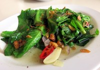Tumis ceciwis juga sangat cocok disantap dengan ayam goreng serundeng yang gurih.