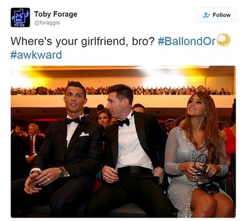 Sedangkan Ronaldo terlihat sendirian.
