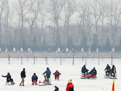 Beda, Main Ice Skating di Istana Kuno Beijing