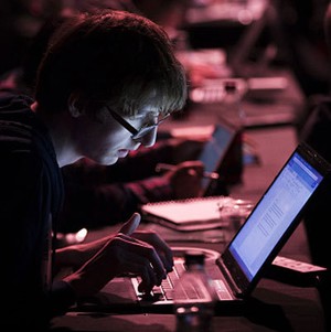 Memagari Diri dari Pencuri Cyber