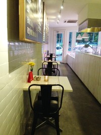 Restoran Pastificio-K di dekat KOI Kemang ini punya nuansa simple dan homey. Sentuhan monokrom juga tampak pada restoran.